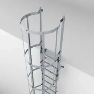 Drabina techniczna z koszem ochronnym
